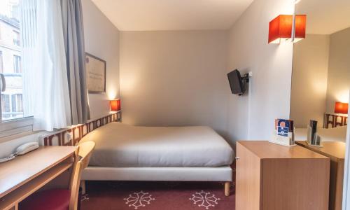Hotel Ours Blanc - Place Victor Hugo - photo 1